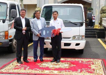 ពិធីប្រគល់រថយន្តចំនួន ០៣គ្រឿង ទៅឱ្យរដ្ឋបាលក្រុងព្រះសីហនុ  រដ្ឋ​បាល​ស្រុកព្រៃនប់  និងមន្ទីរទេសចរណ៍ខេត្ត​