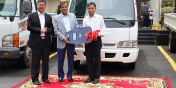 ពិធីប្រគល់រថយន្តចំនួន ០៣គ្រឿង ទៅឱ្យរដ្ឋបាលក្រុងព្រះសីហនុ  រដ្ឋ​បាល​ស្រុកព្រៃនប់  និងមន្ទីរទេសចរណ៍ខេត្ត​