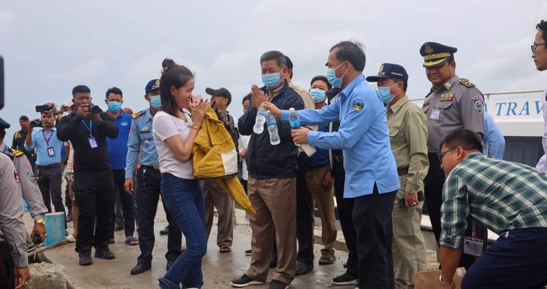 ឯកឧត្តម គួច ចំរើន អភិបាល នៃគណៈអភិបាលខេត្ត និងជាប្រធានគណៈបញ្ជាការឯកភាពរដ្ឋបាលខេត្តព្រះសីហនុ បានដឹកនាំបញ្ជាផ្ទាល់ឲ្យប្រើទូកទេសចរណ៍ខ្នាតធំល្បឿនលឿនចំនួន ៣គ្រឿង ដឹកភ្ញៀវទេសចរជាង៦០០នាក់ ចេញពីកោះរ៉ុង