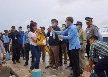 ឯកឧត្តម គួច ចំរើន អភិបាល នៃគណៈអភិបាលខេត្ត និងជាប្រធានគណៈបញ្ជាការឯកភាពរដ្ឋបាលខេត្តព្រះសីហនុ បានដឹកនាំបញ្ជាផ្ទាល់ឲ្យប្រើទូកទេសចរណ៍ខ្នាតធំល្បឿនលឿនចំនួន ៣គ្រឿង ដឹកភ្ញៀវទេសចរជាង៦០០នាក់ ចេញពីកោះរ៉ុង