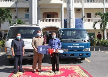 ឯកឧត្តម គួច ចំរើន អភិបាលនៃគណៈអភិបាលខេត្តព្រះសីហនុ បានប្រគល់រថយន្តចំនួន២គ្រឿង ជូនមន្ទីរទេសចរណ៍