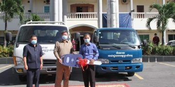 ឯកឧត្តម គួច ចំរើន អភិបាលនៃគណៈអភិបាលខេត្តព្រះសីហនុ បានប្រគល់រថយន្តចំនួន២គ្រឿង ជូនមន្ទីរទេសចរណ៍
