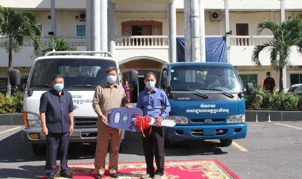 ឯកឧត្តម គួច ចំរើន អភិបាលនៃគណៈអភិបាលខេត្តព្រះសីហនុ បានប្រគល់រថយន្តចំនួន២គ្រឿង ជូនមន្ទីរទេសចរណ៍
