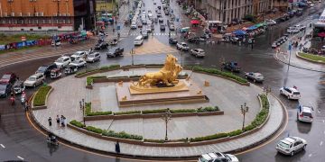 រង្វង់មូលរូបសំណាកតោពីរ The two-lion statues