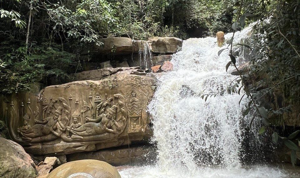 រមណីយដ្ឋានទឹកធ្លាក់ព្រះអង្គផ្ទុំភ្នំតារាល
