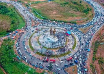 ទិដ្ឋភាពនៅរង្វង់មូលព្រះថោង  ភ្ញៀវទេសចមកលេងកម្សាន្ដក្នុងខេត្តព្រះសីហនុ  នាថ្ងៃទី១៦ ខែមេសា ឆ្នាំ២០២៣