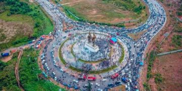 ទិដ្ឋភាពនៅរង្វង់មូលព្រះថោង  ភ្ញៀវទេសចមកលេងកម្សាន្ដក្នុងខេត្តព្រះសីហនុ  នាថ្ងៃទី១៦ ខែមេសា ឆ្នាំ២០២៣