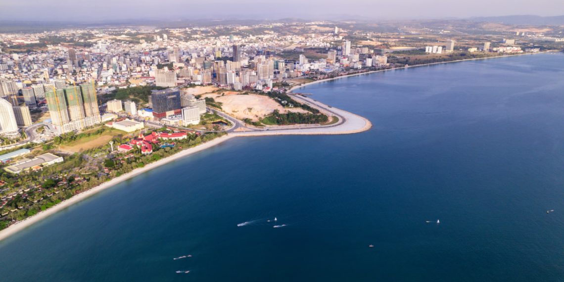 ឆ្នេរអូត្រេះ (Otres Beach) ជាឆ្នេរដ៏ស្រស់បំព្រង និងស្ងប់ស្ងាត់មួយ