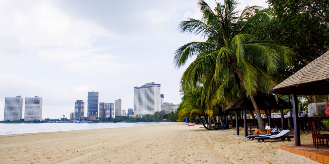 ឆ្នេរអូតែលសុខា គឺជាឆ្នេរឯកជនមួយដែលលាតសន្ធឹងពីពយកំពេញ ទៅដល់ពយតាម៉ូង