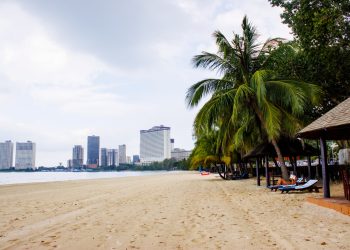 ឆ្នេរអូតែលសុខា គឺជាឆ្នេរឯកជនមួយដែលលាតសន្ធឹងពីពយកំពេញ ទៅដល់ពយតាម៉ូង