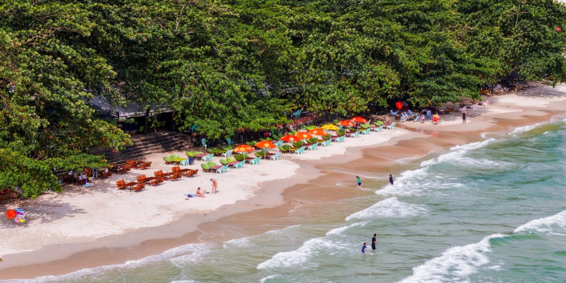 ឆ្នេរឯករាជ្យ (Independence Beach) លាតសន្ធឹងពីពយកោះពស់ រហូតដល់ពយកំពេញ