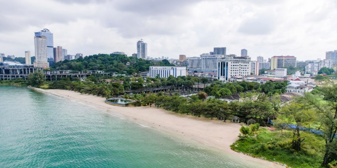 ឆ្នេរកោះពស់ ឬឆ្នេរហាវៃ (Snake Island Beach) គឺជាឆ្នេរសមុទ្រដ៏ស្រស់ស្អាតមួយ