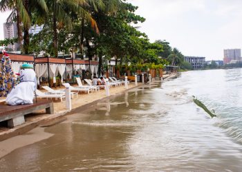 ឆ្នេរម្លប់ជ្រៃ (Mlup Chrey Beach)