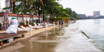 ឆ្នេរម្លប់ជ្រៃ (Mlup Chrey Beach)